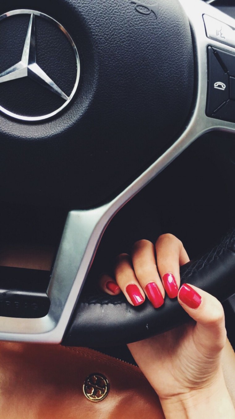 Красивый маникюр на руле