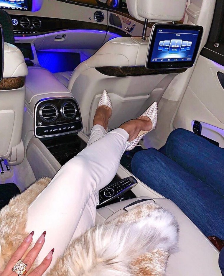 Девушка в салоне Maybach