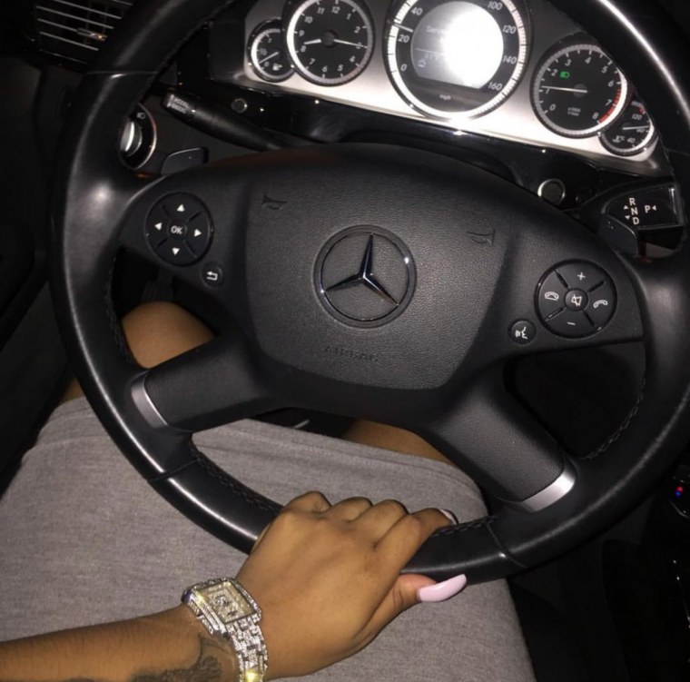 Девушка руль Мерседес