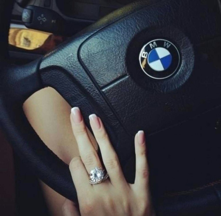 Блондинка за рулем БМВ