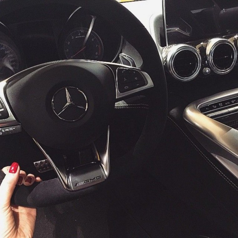 Девушка за рулем мерса