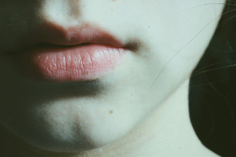 Губы девушек без лица