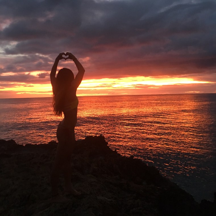 Девушка на море со спины