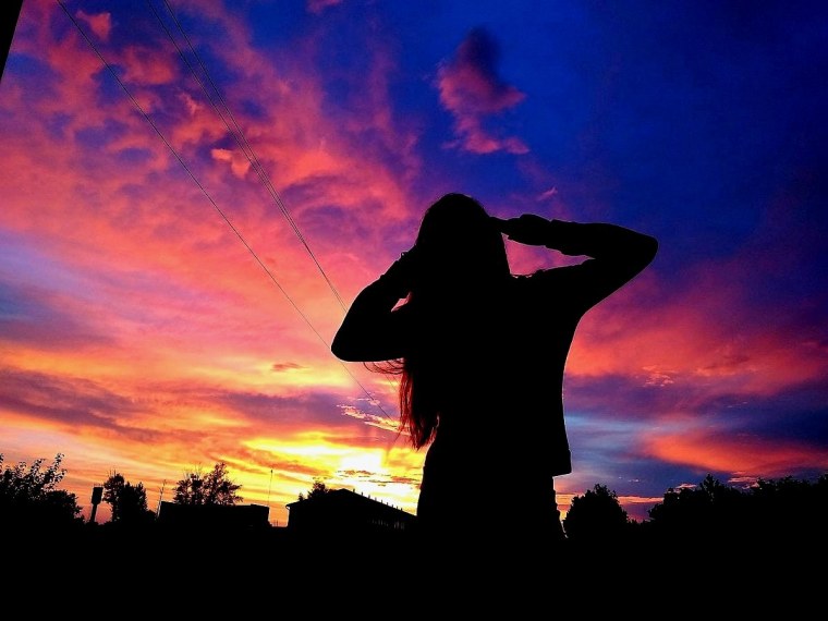 Девушка на закате без лица