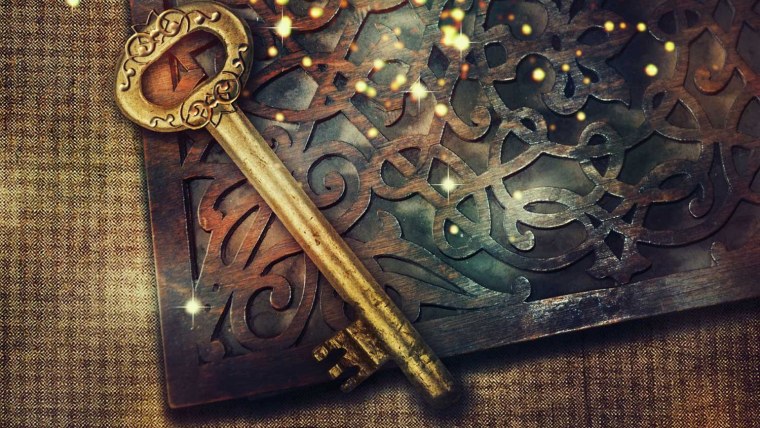 Красивый старинный ключ