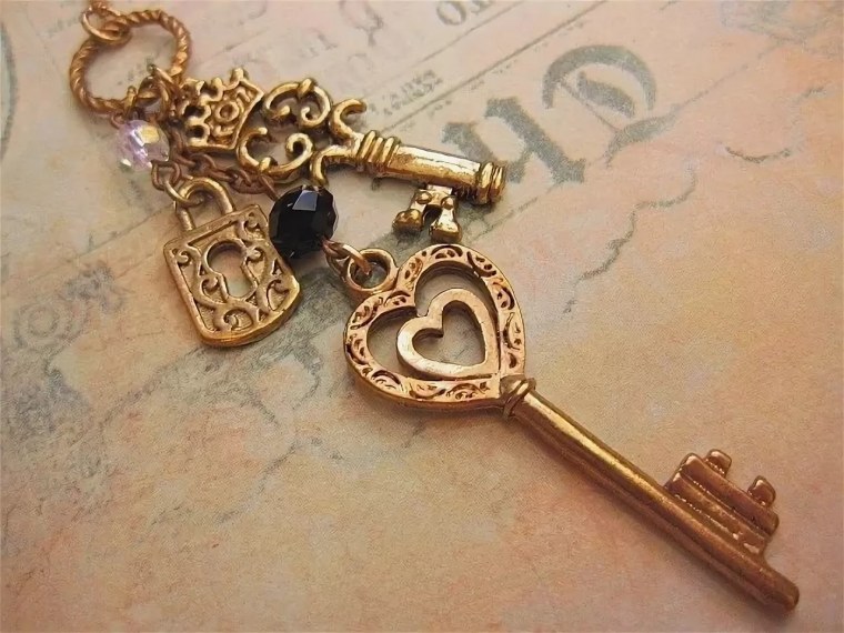 Ключ дверной красивый