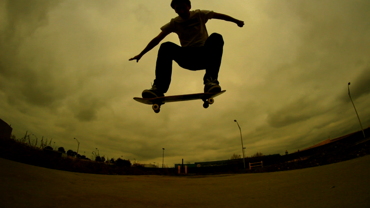 Скейт борт на зелёном фоне