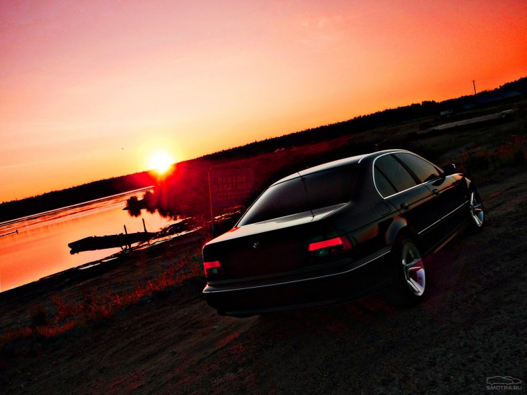 Едет в машине Мерседес