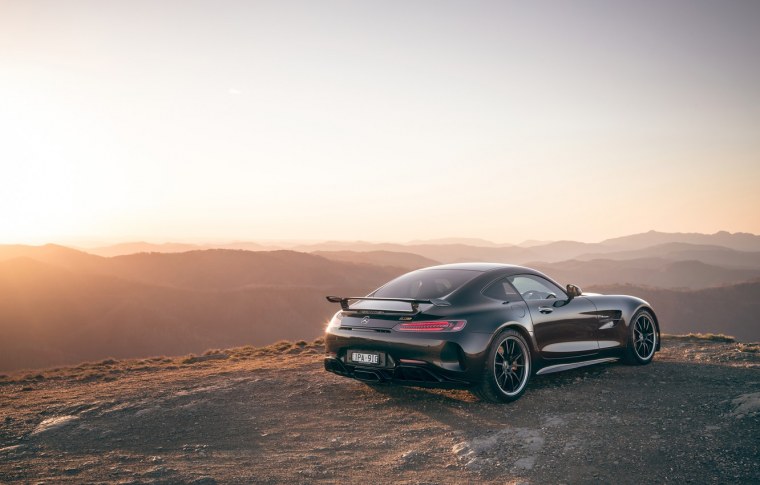 Мерседес на фоне заката