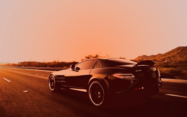 Mercedes на фоне заката