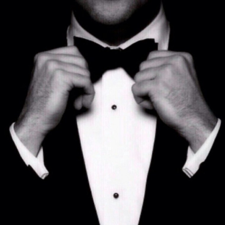 Мужчина в смокинге без лица