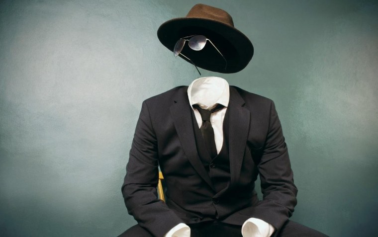 Мужчина в костюме и шляпе