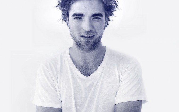 Роберт Паттинсон в полный рост на белом