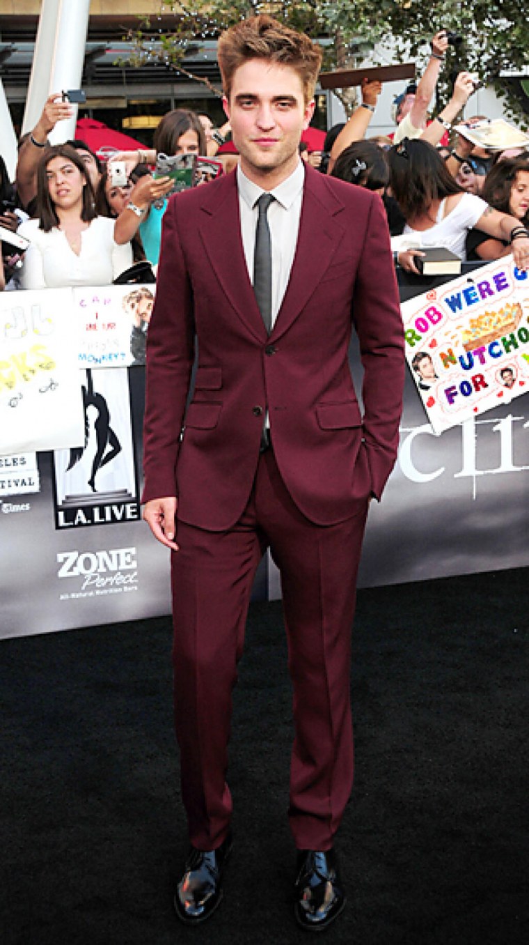 Роберт Паттинсон в полный рост на белом