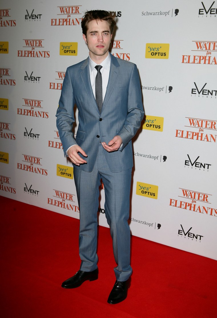 Роберт Паттинсон в полный рост на белом