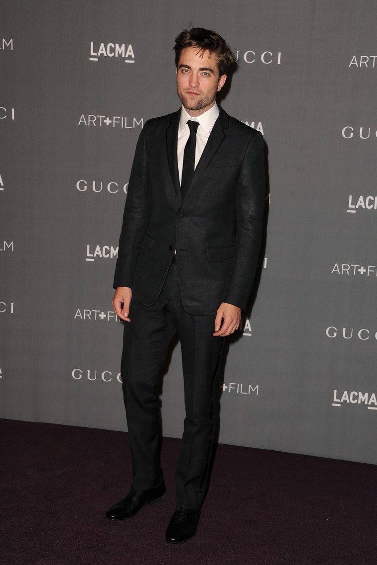 Роберт Паттинсон на белом фоне