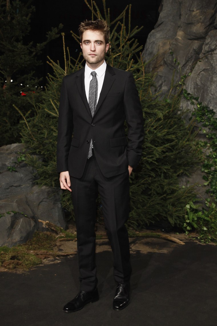 Роберт Паттинсон в полный рост без фона