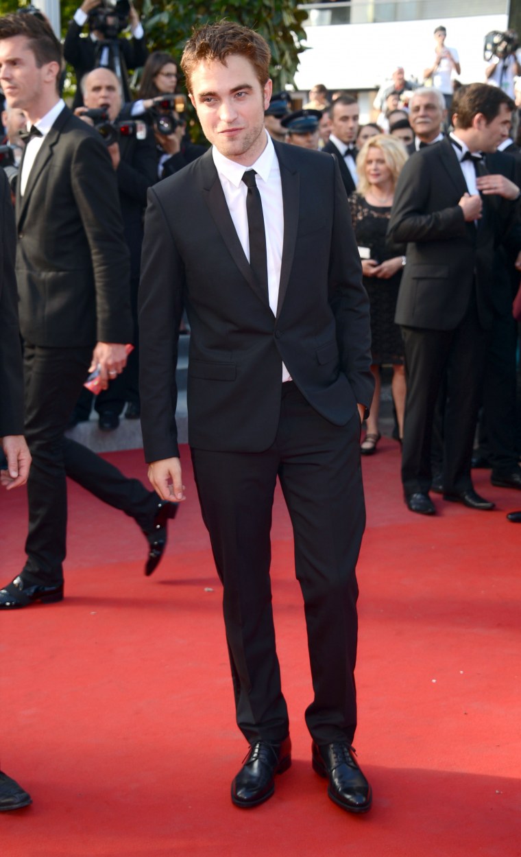 Роберт Паттинсон в костюме в полный рост