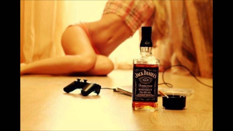 Девушка с бутылкой Jack Daniels