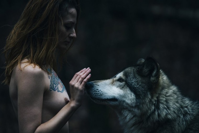 Девушка с волком