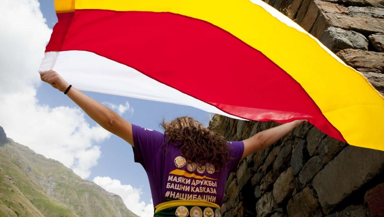Осетинка с флагом