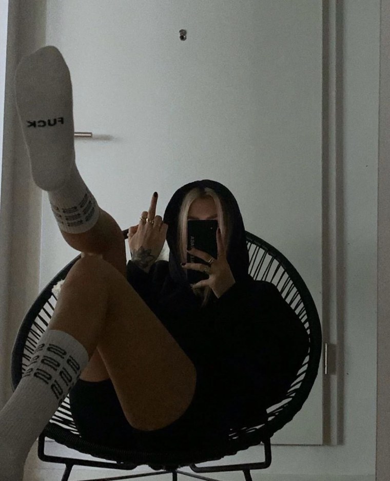 Девушка показывает фак Эстетика