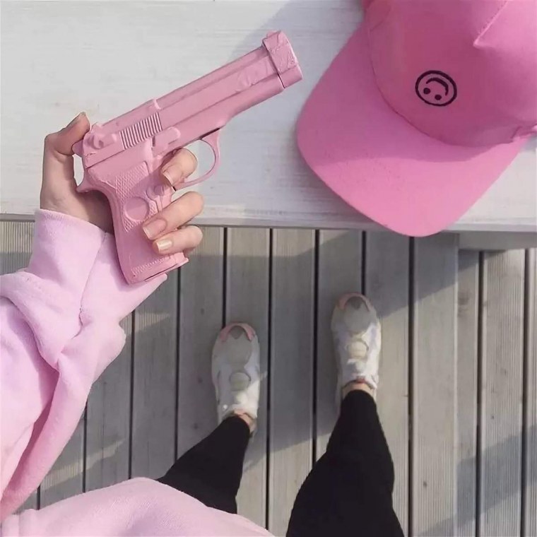 Розовый пистолет для девочки