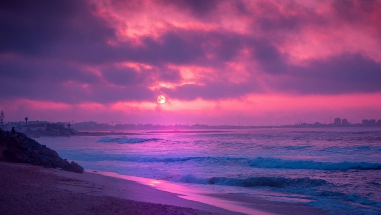 Розовый закат на море