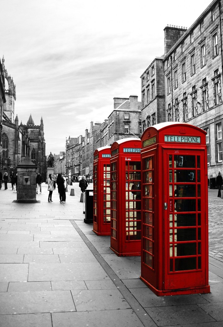 Черно-белые с красным акцентом