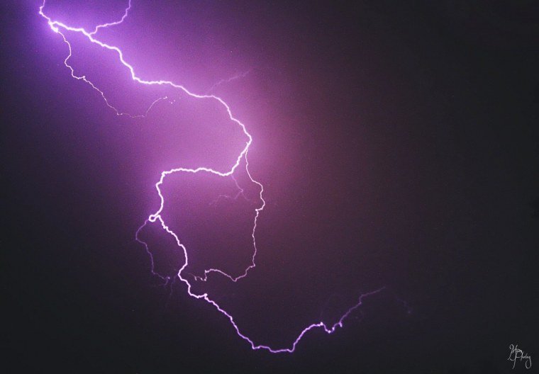 Фиолетовый фон с молниями