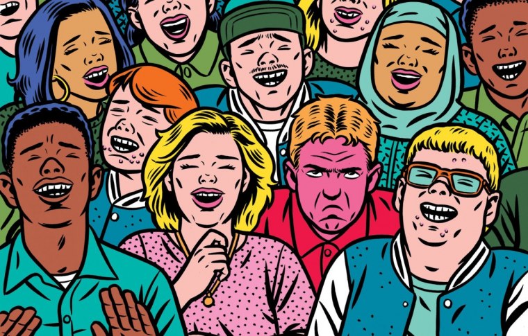 Толпа смеется