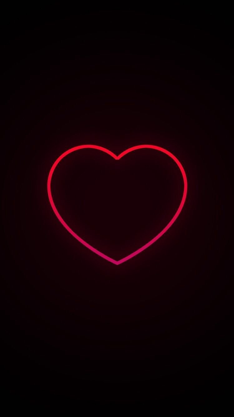 Красное сердце на черном фоне