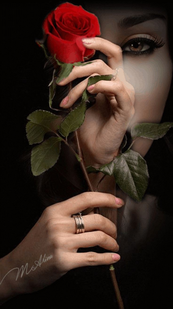 Девушка с розой в руках