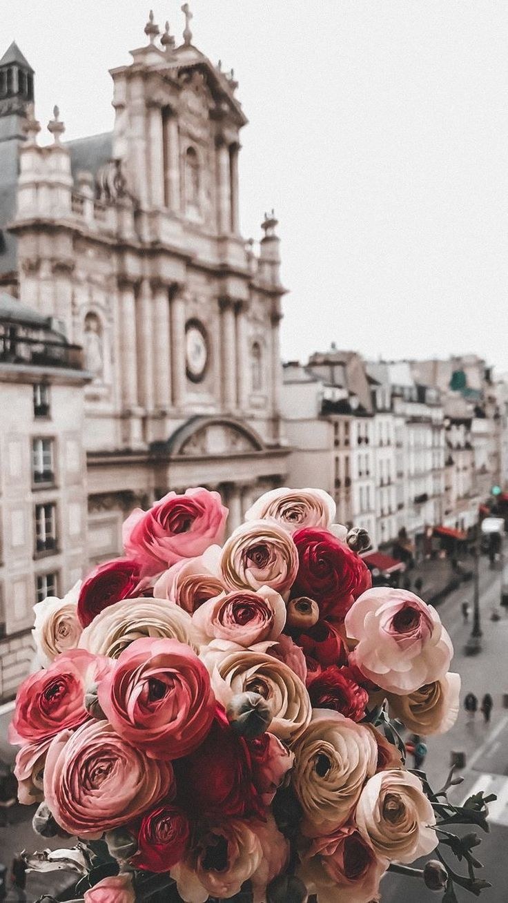 Цветы на улицах Парижа