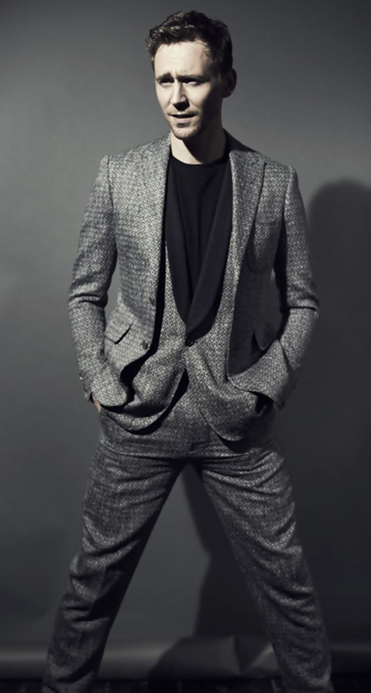 Том Хиддлстон сидит