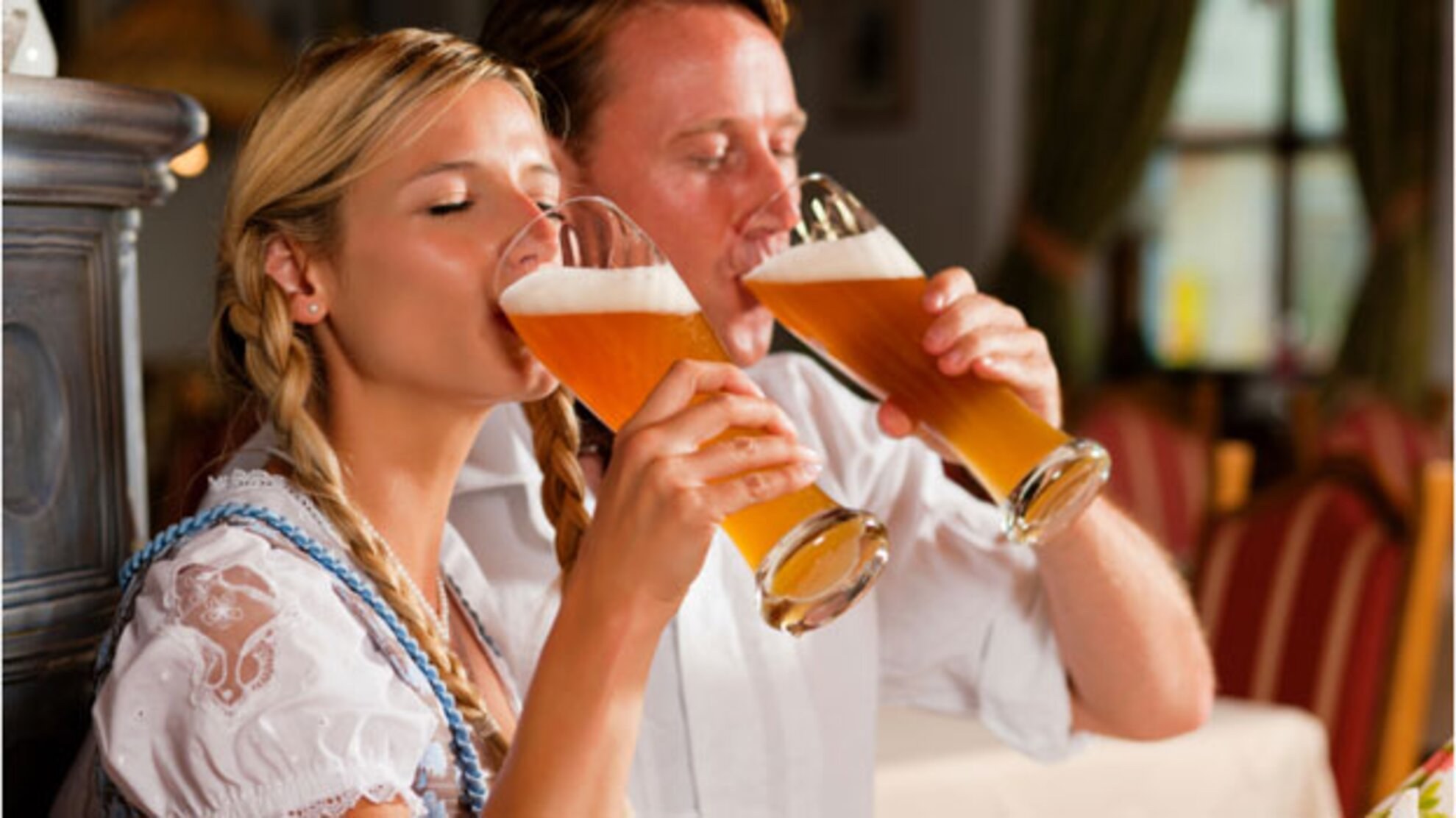 Пиво пить вместе. Немцы пьют пиво. Немец с пивом. Пить пиво.