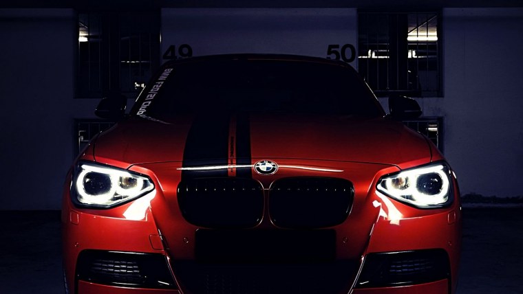 БМВ м5 с красными фарами