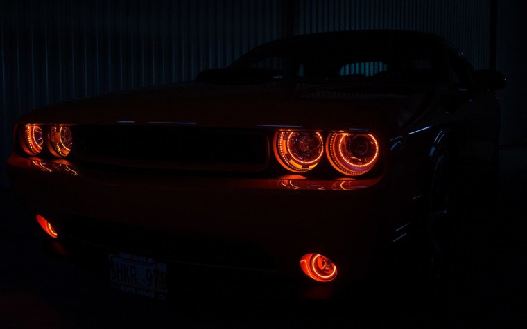 Додж Челленджер с красными фарами