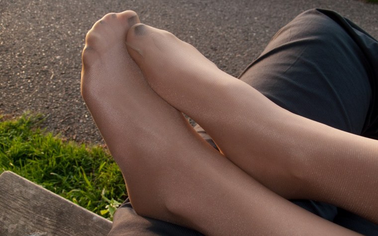 Пятки девушки в колготках