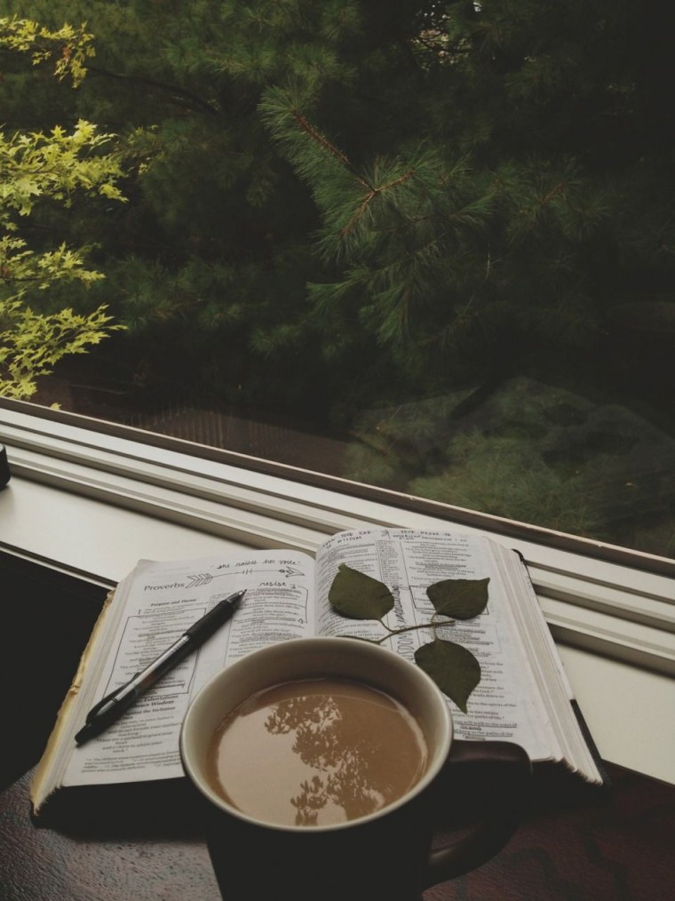 Чашка кофе на балконе