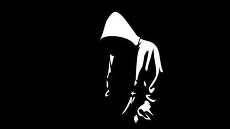 Силуэт мужчины в капюшоне