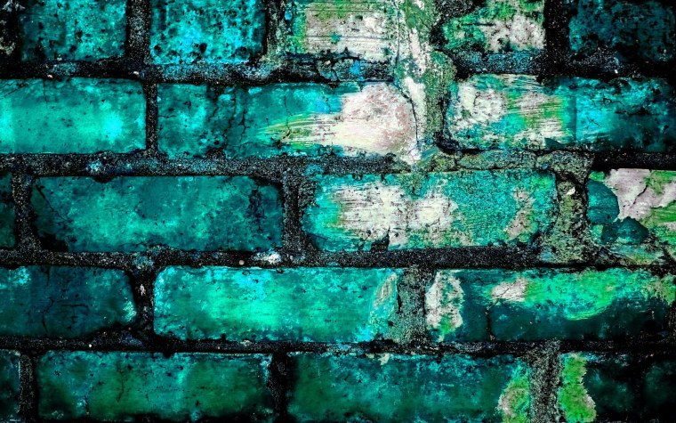 Бирюзовая кирпичная стена