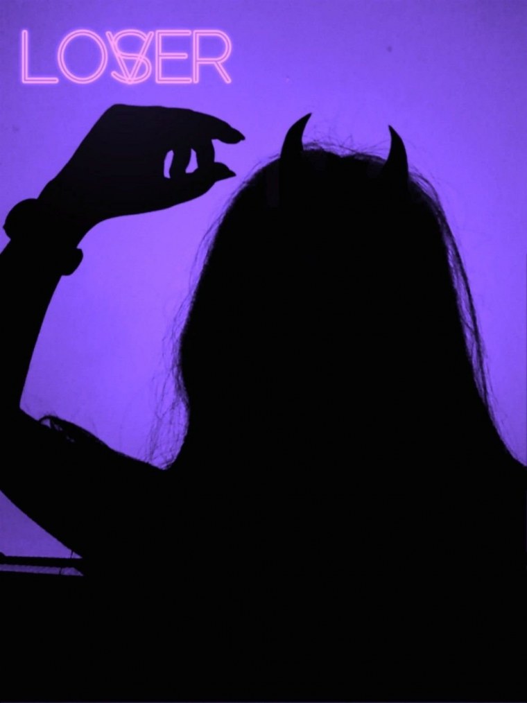 Тень девушки с короной