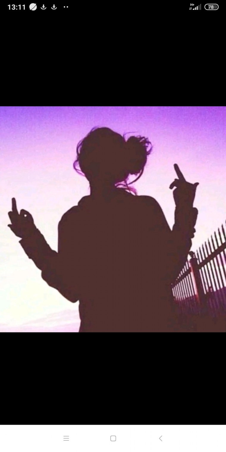 Девушка спиной фак