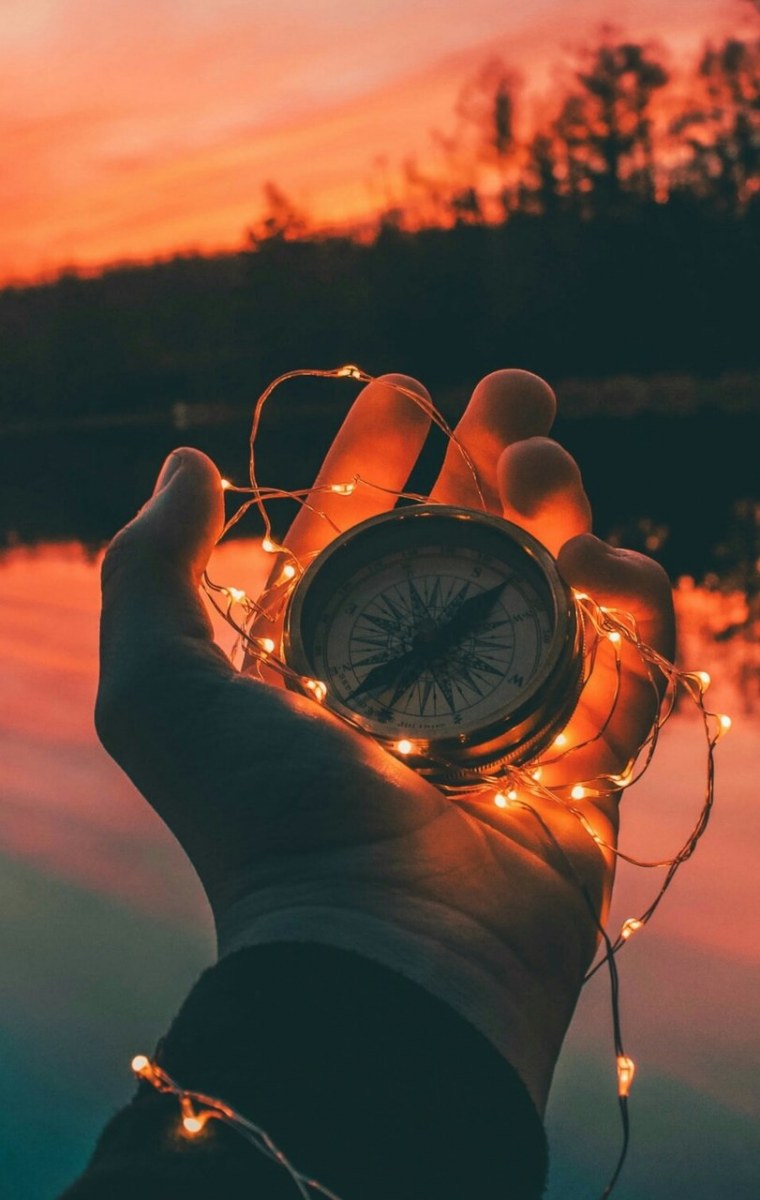 Красивый закат с рукой