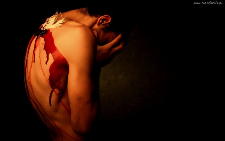 Раздробленное сердце в руках