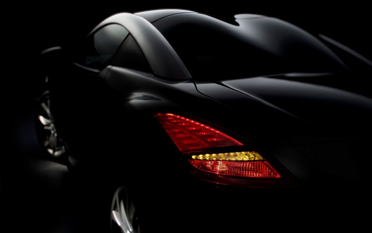 Автомобиль на темном фоне