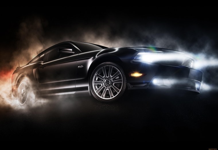 Машина на черном фоне