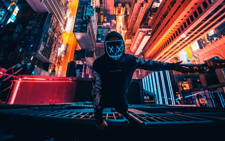 Парень в маске неон