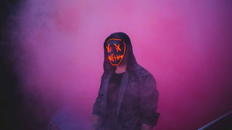 Человек в маске и капюшоне